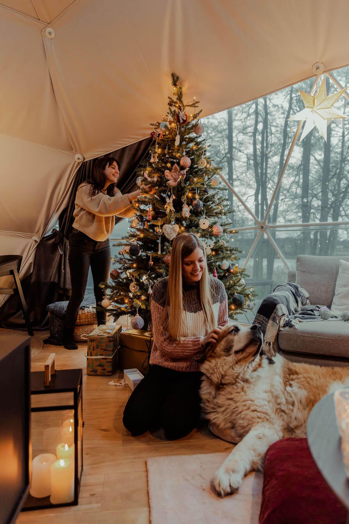 How to Decorate a Glamping Resort for the Holiday Season? Tips