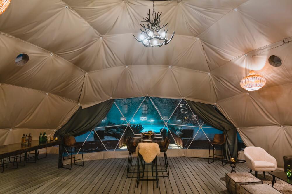 Restaurant in a spherical tent manufactured by FDomes